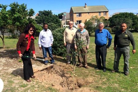 Bietoubospark, De Kelders, met vlnr rdl Riana de Coning, Ivan Cornelius, Daan Oosthuizen, John Collings, Jannie Botha en Benjamoin Kondokter